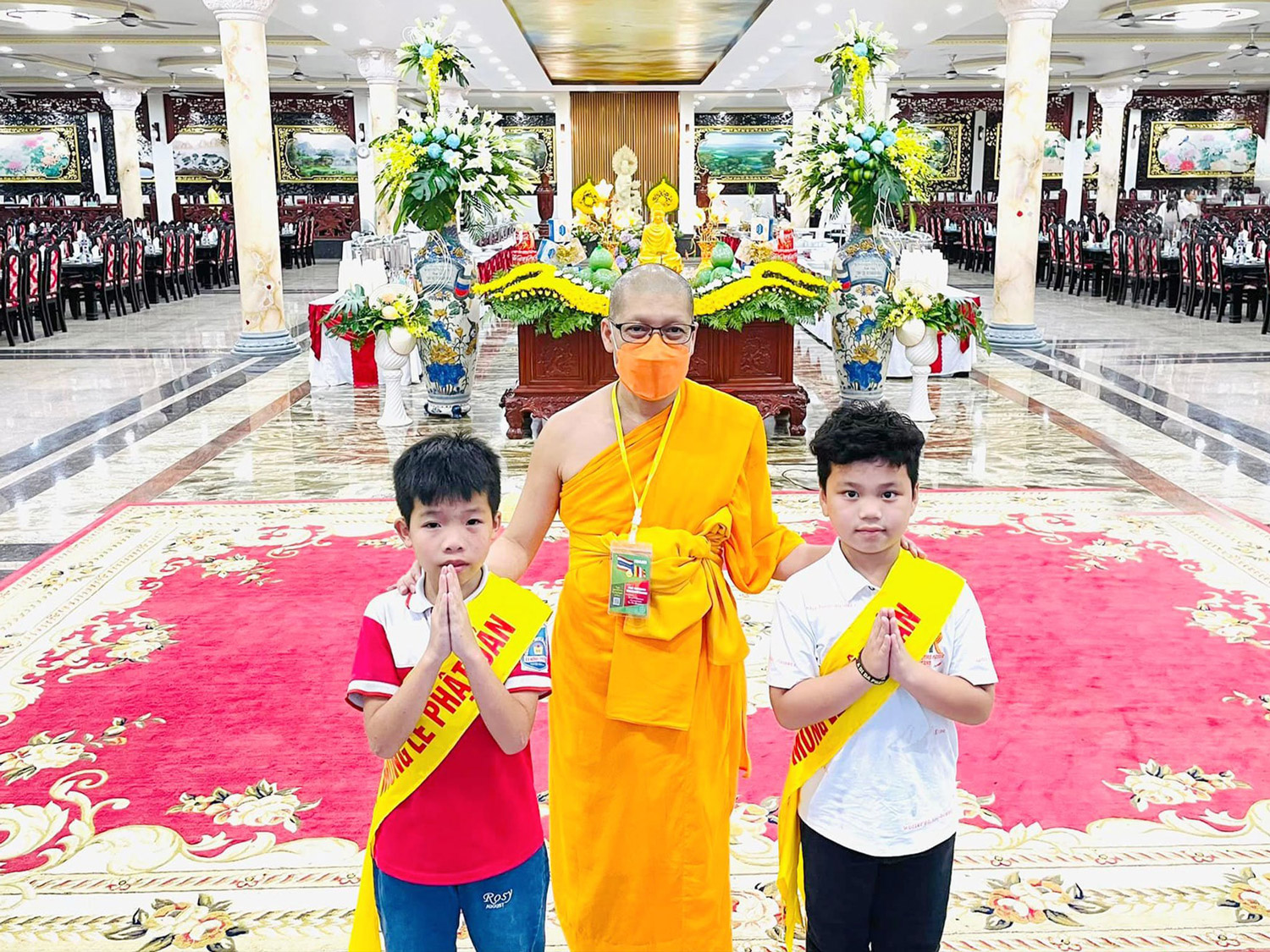 Sư Thầy Phra Sanitwong Charoenrattawong - Giám đốc Cục Truyền thông Doanh nghiệp của chùa Phra Dhammakaya chụp ảnh cùng các bạn nhỏ Việt Nam
