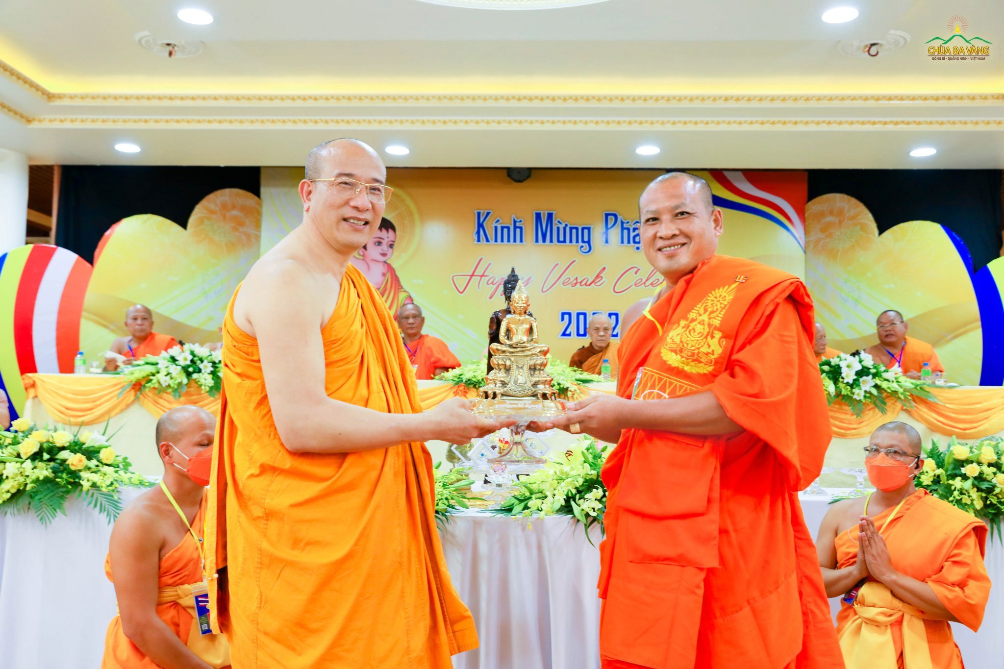 Thượng tọa Phra Tanavimuttiyan Pin Mongkolwutthi – Trưởng ban phật giáo quận Ponhea Lueu – Trụ trì chùa Ongbarai, tỉnh Kandal, nước Campuchia cúng tặng chùa Ba Vàng tôn tượng Đức Phật