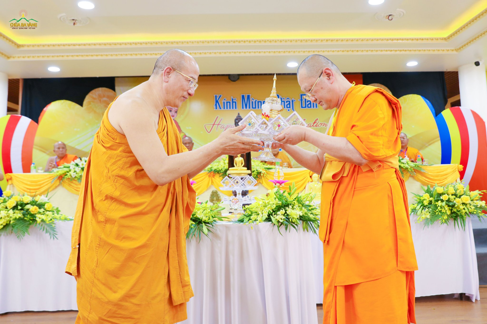 Thượng tọa Phra Vides Dhammabhorn - Chủ tịch hội đồng quỹ Dhammakaya, trưởng ban Phật giáo Quốc tế điều hành hơn 205 chi nhánh/180 nước trên thế giới gửi tặng chùa Ba Vàng Xá Lợi Phật