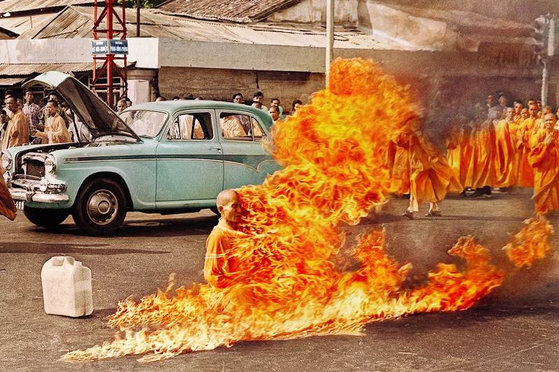 Ngày 11/6/1963, Hòa thượng Thích Quảng Đức đã tự châm lửa thiêu thân để “thức tỉnh” những ai manh tâm phá hoại Phật Pháp