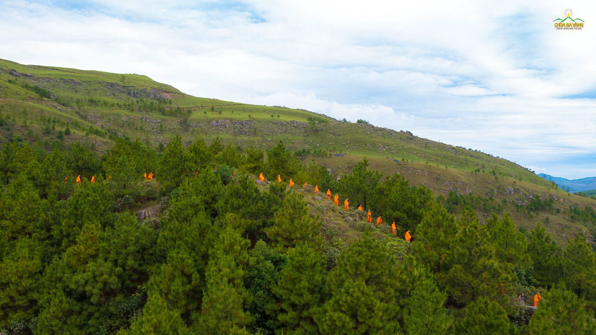 Hình ảnh chư Tăng chùa Ba Vàng giữa núi rừng bao la