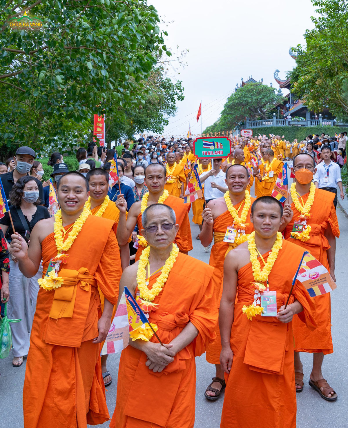 Hòa thượng Luang Por Chantarin Jinnadhammo (đeo kính màu) cùng đoàn chư Tăng nước Lào trong Đại lễ Phật đản 2022 tại chùa Ba Vàng