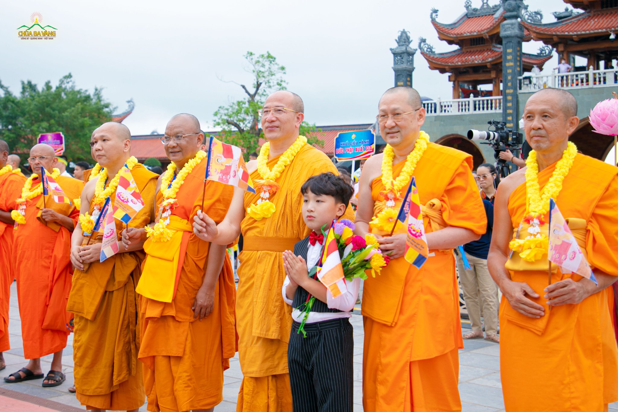 Thượng tọa Phra Vides Dhammabhorn (thứ 2 từ phải sang) cùng chư Tăng trong nước và quốc tế tại Đại lễ Phật đản 2022