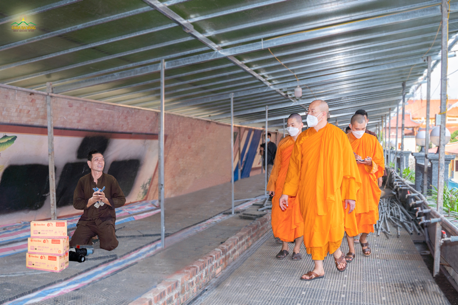 Thầy Thích Trúc Thái Minh cùng chư Tăng đi khảo sát khu sinh hoạt của khóa sinh và động viên Phật tử