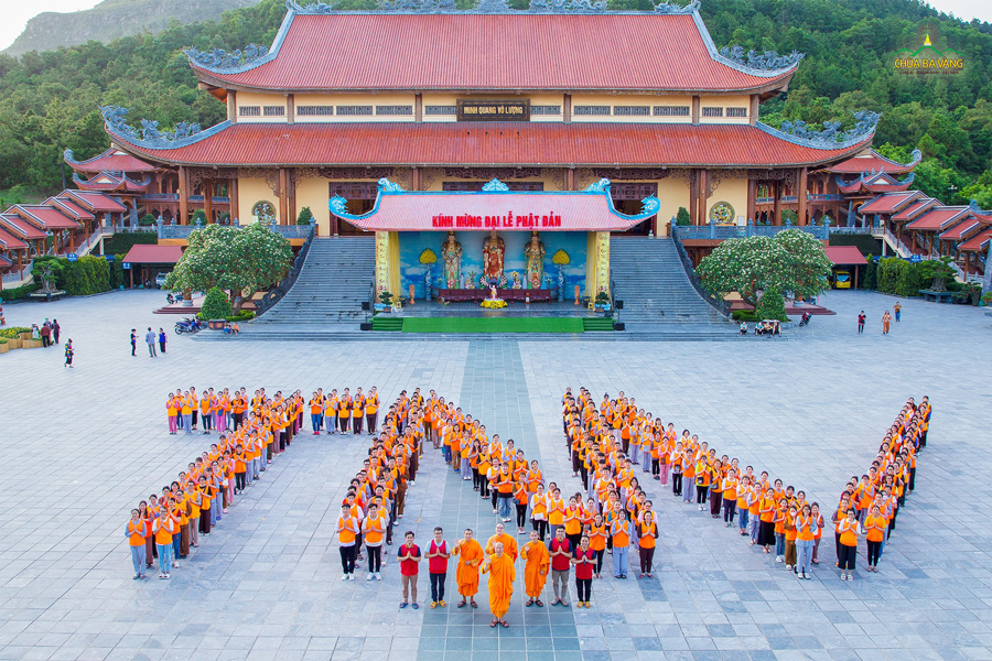 Các tình nguyện viên đã sẵn sàng cho khóa tu mùa hè chùa Ba Vàng