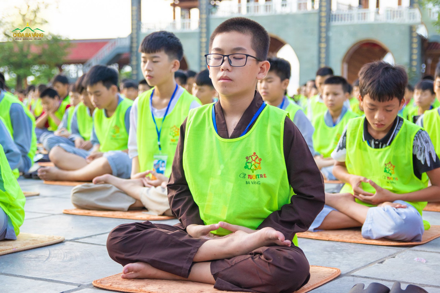 Các bạn trẻ tập ngồi thiền trong tư thế bán già (Ảnh khóa tu mùa hè đợt 1 - 2020 chùa Ba Vàng)