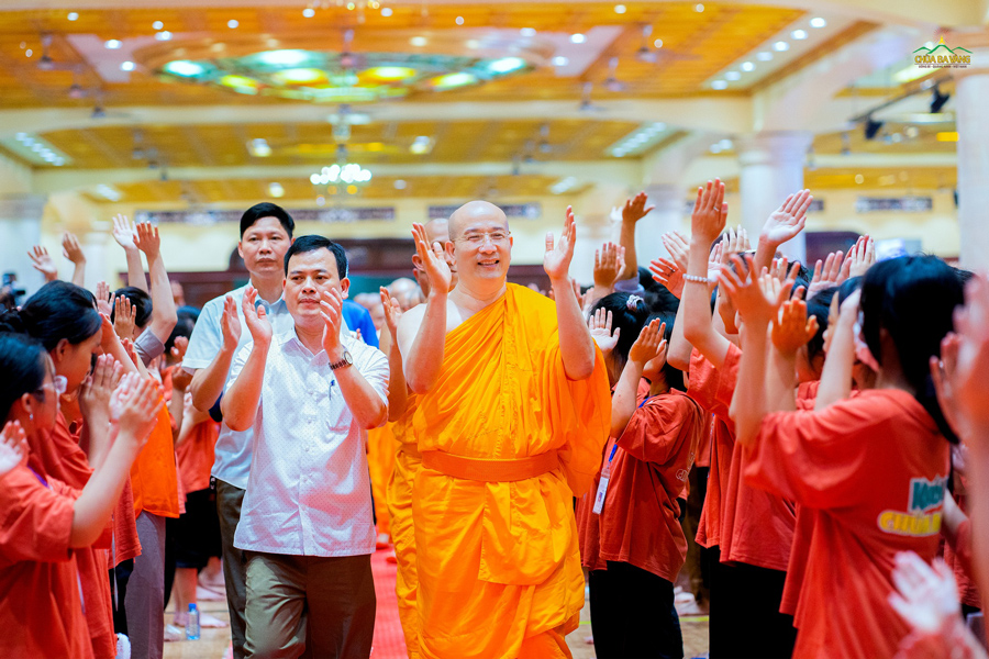 Sư Phụ Thích Trúc Thái Minh cùng đại diện chính quyền tham dự lễ Khai mạc Khóa tu mùa hè chùa Ba Vàng 2022