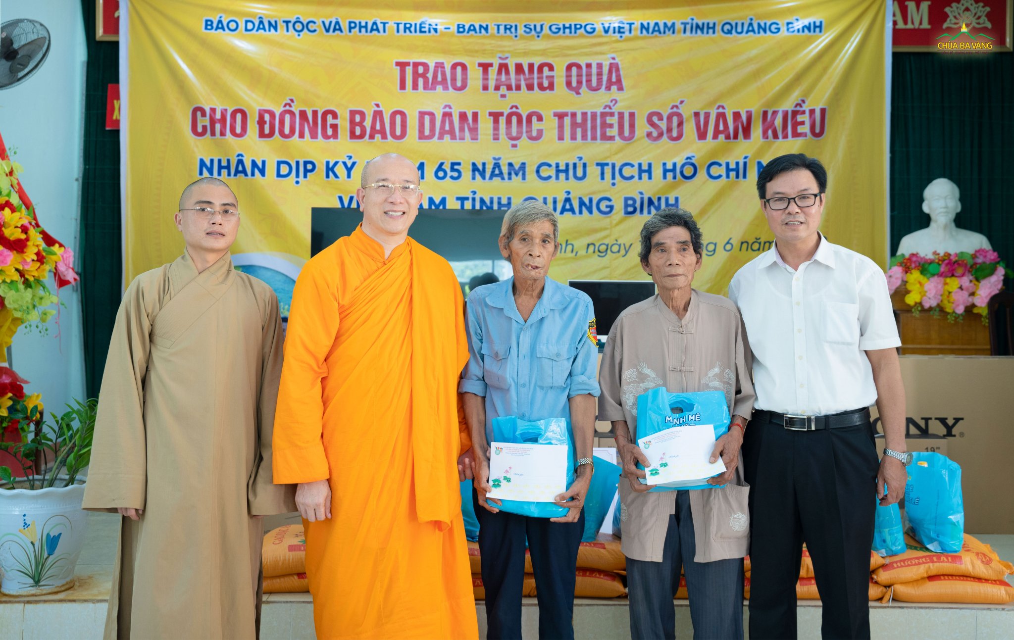 Đại đức Thích Trúc Thái Minh chia sẻ trong buổi từ thiện: 