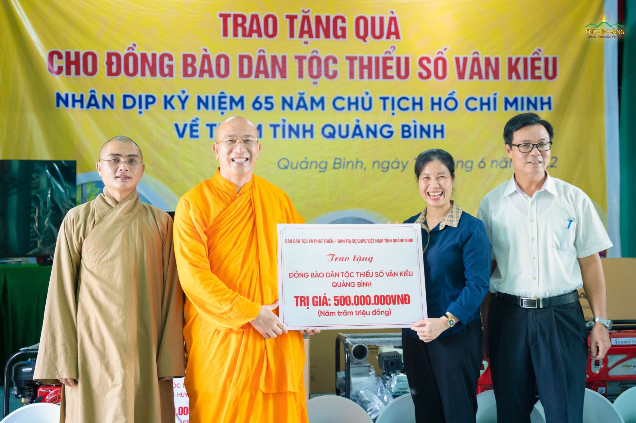 Đại đức Thích Trúc Thái Minh và các thành viên trong đoàn từ thiện trao các phần quà và hiện vật cho đại diện chính quyền các địa phương
