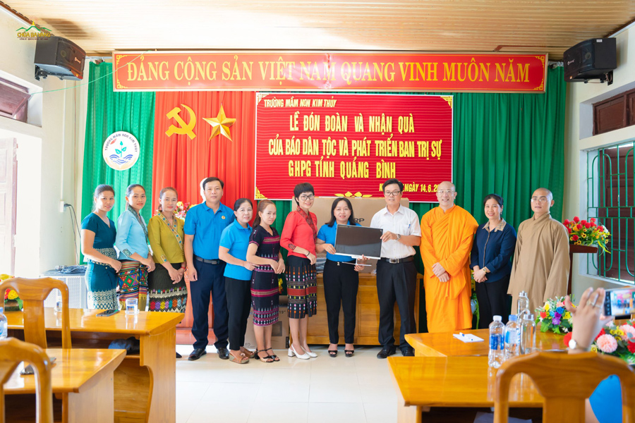 Đoàn từ thiện trao quà tặng cho trường mầm non Kim Thủy