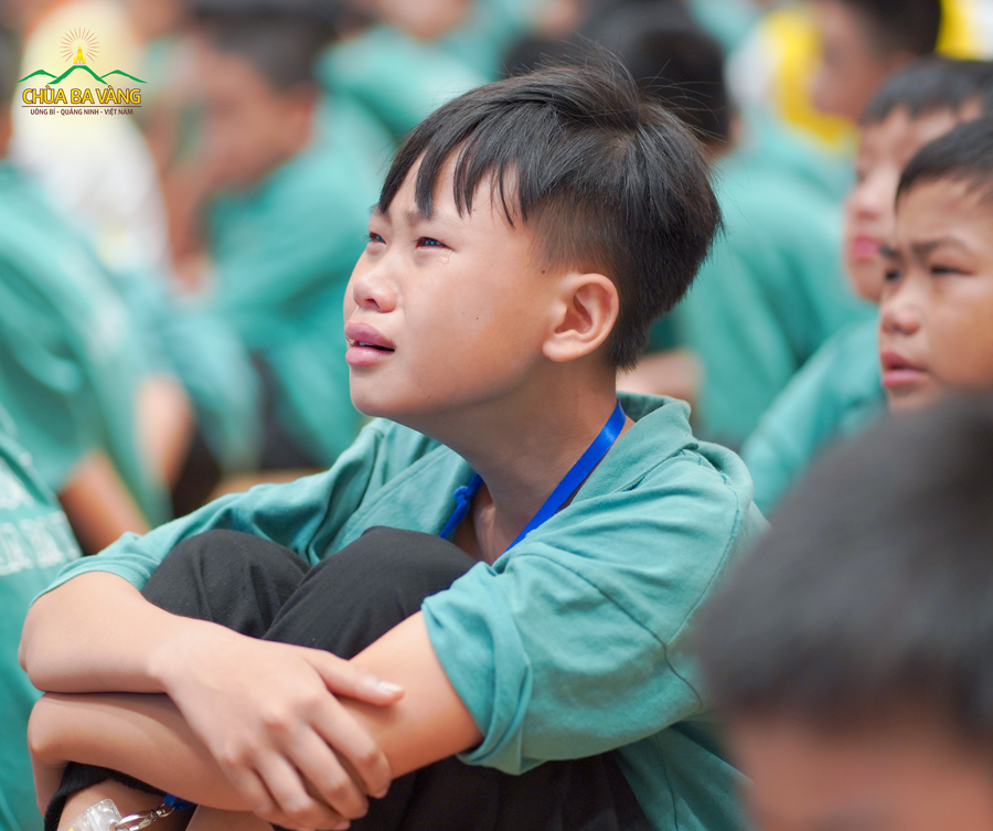 Giọt nước mắt của khóa sinh Nguyễn Khánh Dương - Lớp Tê Giác khi nhận ra bố mẹ luôn dành những điều tốt đẹp cho mình