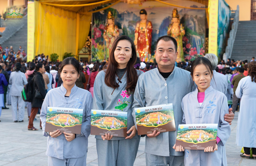 Cả gia đình đi quy y Tam Bảo tại chùa Ba Vàng, trở thành gia đình Phật tử