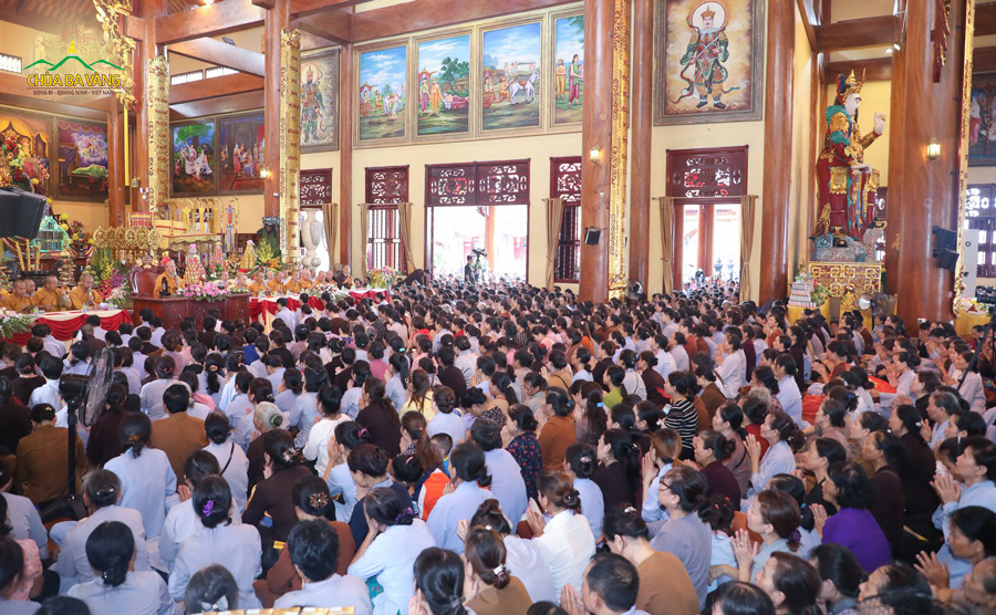 Buổi lễ cầu siêu cho vong linh thai nhi tại chùa Ba Vàng (ảnh năm 2019)