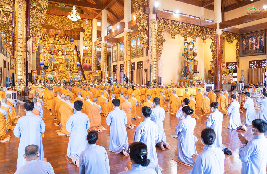 Chư Tăng Ni, Phật tử chùa Ba Vàng hướng tâm về Tam Bảo phát Bồ đề tâm (ảnh năm 2021)