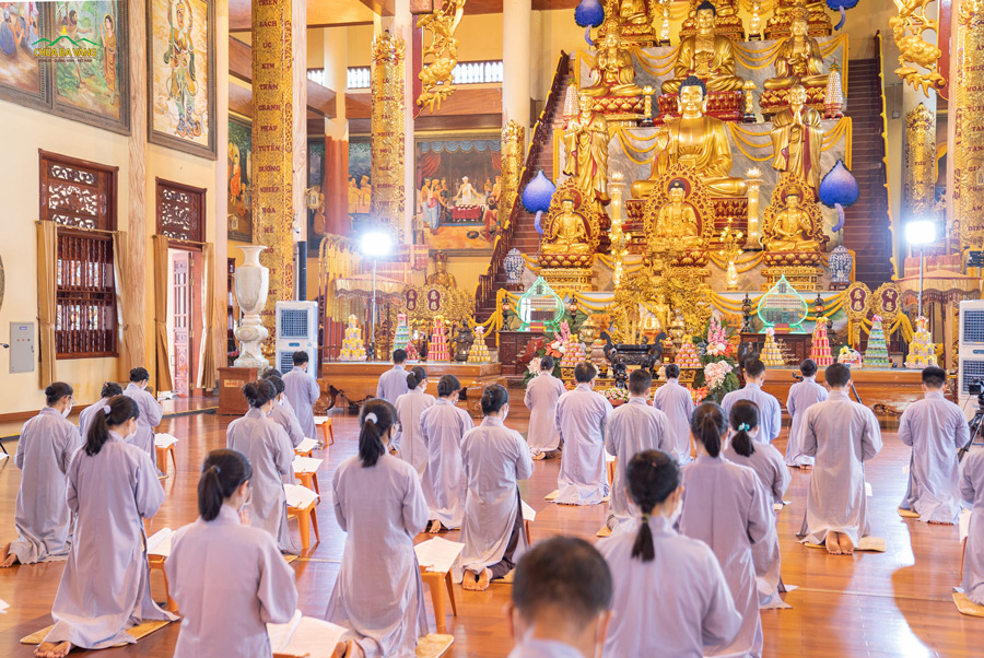 Phật tử hướng về Tam Bảo thành tâm sám hối tội lỗi nghiệp chướng (ảnh minh hoạ)
