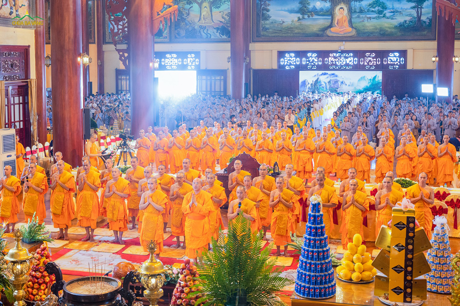 Chư Tăng Ni, Phật tử chùa Ba Vàng trang nghiêm đồng hướng tâm về ngôi Tam Bảo bạch Phật trong khóa lễ Phát Bồ đề tâm nguyện