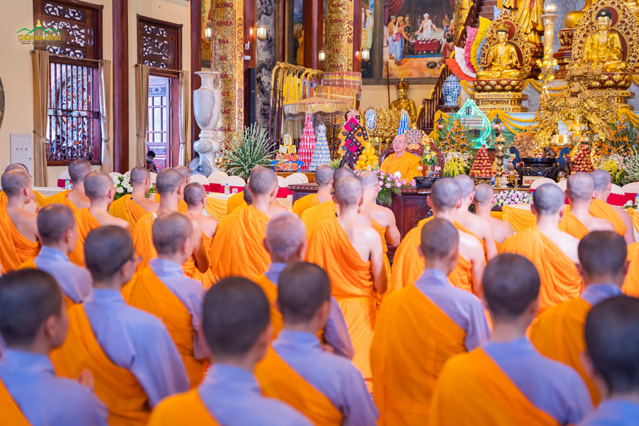 Chư Tăng Ni, Phật tử đồng quỳ gối chắp tay trang nghiêm, đối trước Sư Phụ dũng mãnh phát tâm nguyện Bồ đề