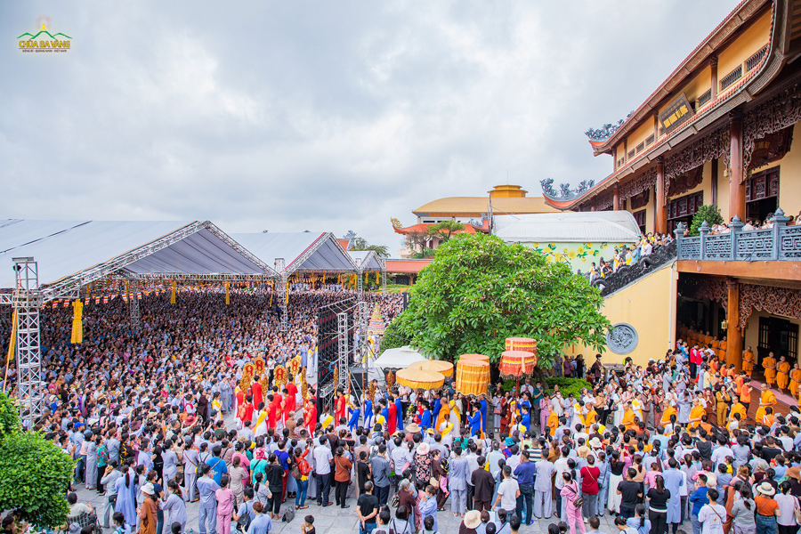 Đông đảo nhân dân Phật tử từ khắp nơi về chùa tham dự khóa lễ