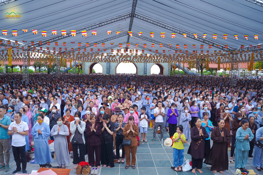 Hàng vạn Phật tử và nhân dân thập phương vân tập về chùa tham dự Đại lễ Phát Bồ đề tâm nguyện