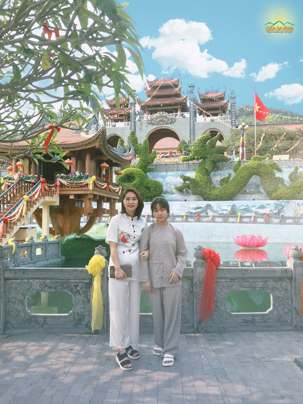 Phật tử Nguyễn Thị Giang cùng con gái Nguyễn Hà Vy tại chùa Ba Vàng