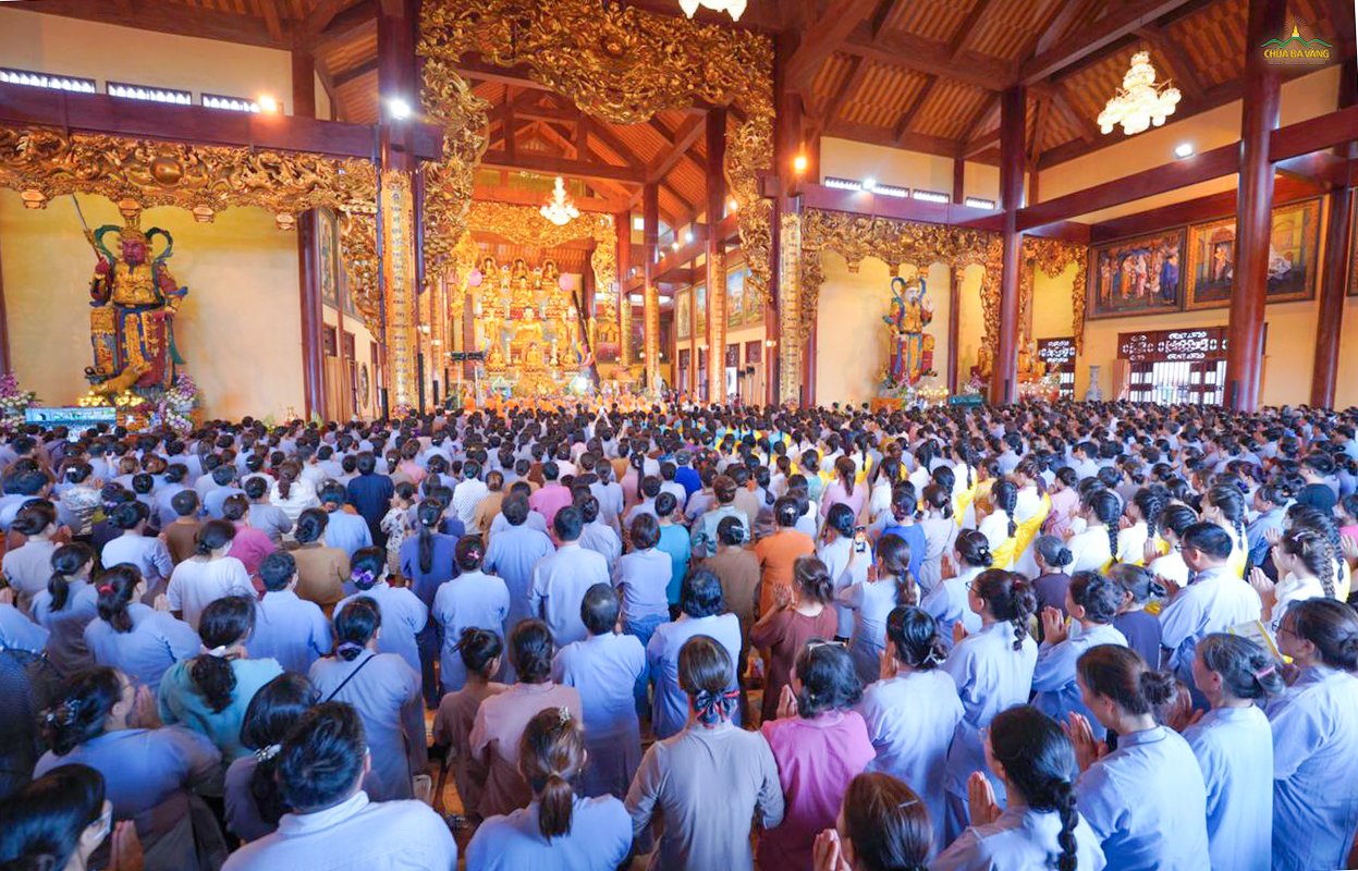 Lễ cầu siêu tại chùa Ba Vàng được đông đảo Phật tử và nhân dân tham dự bởi có lợi ích lớn cho kẻ còn người mất