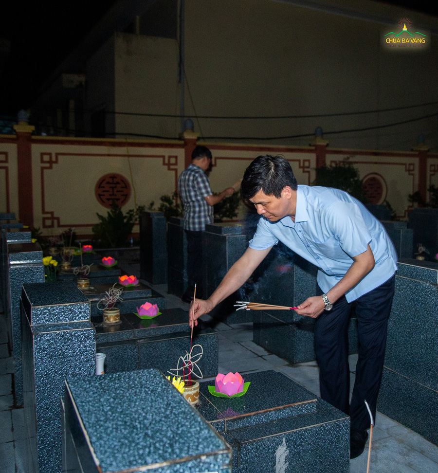 Ông Phạm Thanh Hải - Phó Bí thư Huyện ủy, Chủ tịch UBND huyện Lương Tài thành tâm thắp hương cho các anh hùng liệt sĩ tại các phần mộ trong khu nghĩa trang