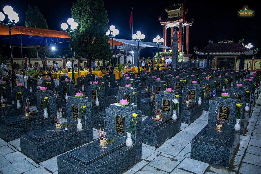Toàn cảnh nghĩa trang liệt sĩ xã Lâm Thao, huyện Lương Tài - Bắc Ninh trong đêm cầu siêu linh thiêng