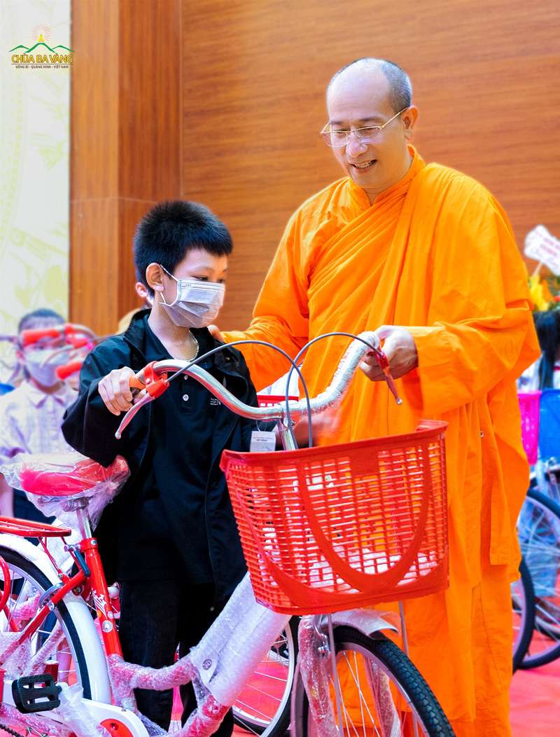 Nhiều em nhỏ vượt khó huyện Minh Hóa - Quảng Bình từ nay đã có chiếc xe đạp chắc chắn để tới trường