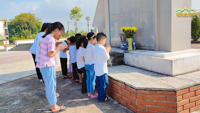Các bạn khóa sinh CLB La Hầu La tại Thái Nguyên thành kính chắp tay tri ân sự hy sinh vì dân vì nước của các anh hùng liệt sĩ