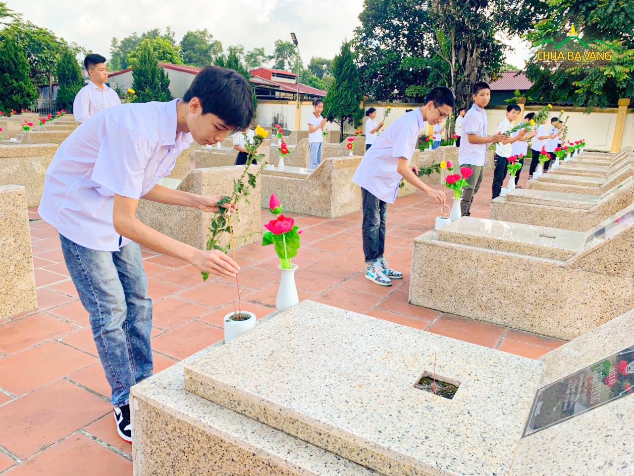 Khóa sinh CLB La Hầu La - chùa Ba Vàng thắp hương tại nghĩa trang liệt sỹ
