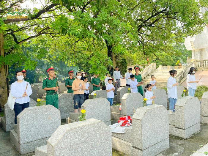 Tại Phú Thọ, các bạn khóa sinh CLB La Hầu La dâng hương hoa tưởng niệm các anh hùng liệt sĩ