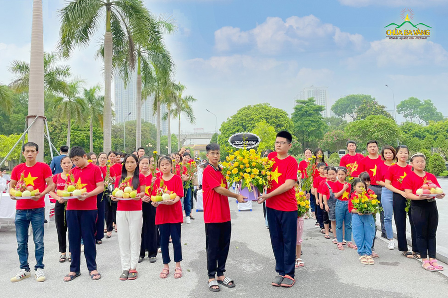 Các khóa sinh CLB La Hầu La thuộc khu vực Nam Từ Liêm thành kính dâng hương hoa tri ân anh hùng liệt sĩ tại nghĩa trang Mai Dịch - Hà Nội