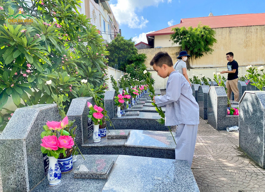 Tại An Biên - Hải Phòng, bạn nhỏ dâng hoa tri ân các anh hùng liệt sĩ