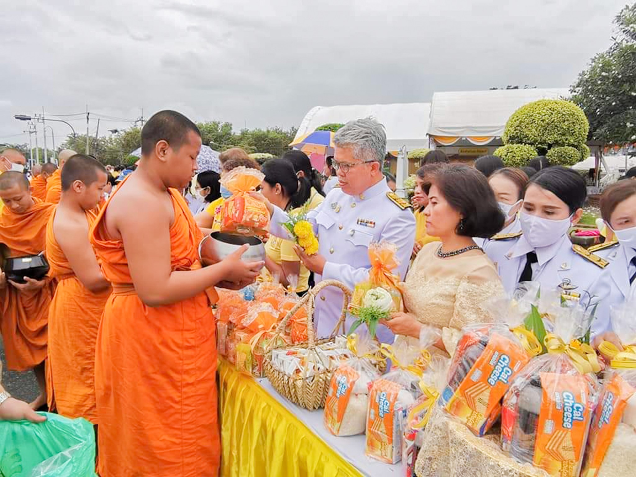 Buổi lễ cúng dường cho các nhà sư ở Thái Lan vào ngày ngày 13 tháng 10 năm 2020