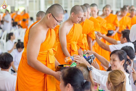 Chư Tăng chùa Phra Dhmammakaya tỉnh Phathum Thani, Thái lan thực hành khất thực theo lời Phật dạy