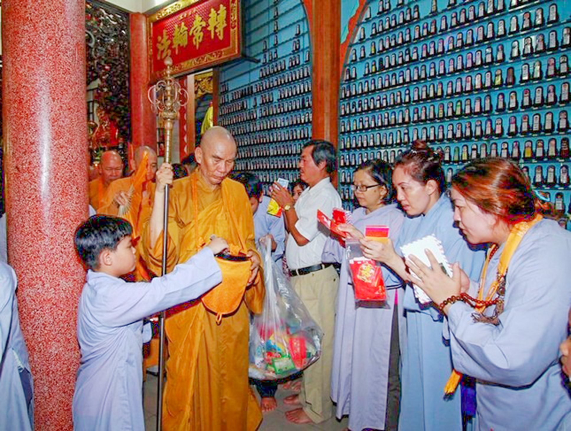 Chư Tăng tại tổ đình Vạn Thọ-TP.HCM thọ nhận sự cúng dường của Phật tử trong buổi sớt bát