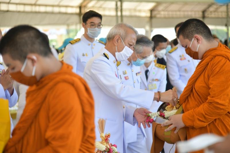 Chư Tăng Thái Lan thọ nhận vật phẩm do Bộ trưởng Phiphat cúng dường trong lễ Phật đản 2020