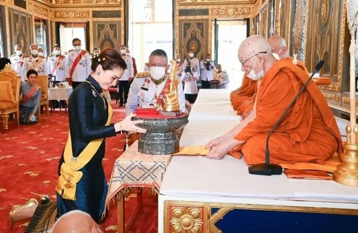 Hoàng hậu Thái Lan Suthida cúng dường tại chùa Wat Ratchabophit - Bangkok - Thái Lan