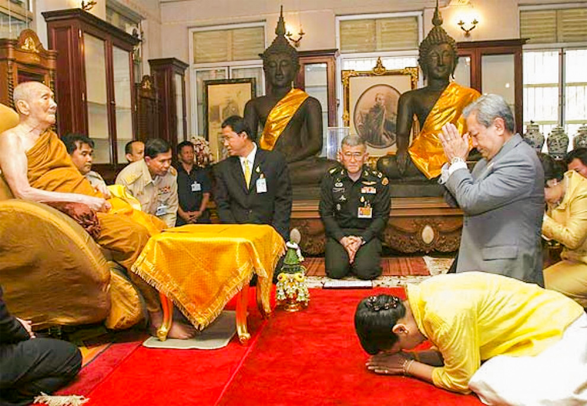 Thủ tướng tạm thời của Thái Lan Surayud Chulanont và Phu nhân đảnh lễ Đức Tăng thống tại Bangkok vào ngày 2-10-2006