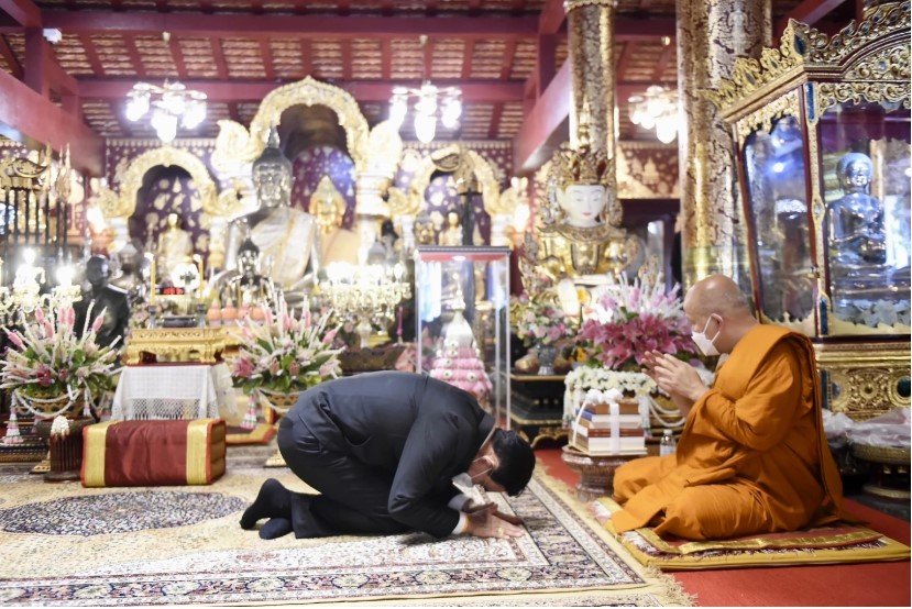 Thủ tướng Thái Lan Prayut Chan-o-cha đảnh lễ chư Tăng
