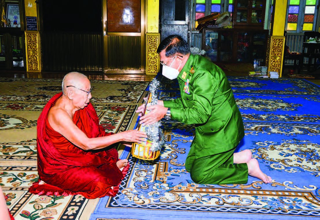 Thượng tướng Min Aung Hlaing, sau này là thủ tướng Myanmar bày tỏ lòng kính trọng đối với nhà sư trụ trì Tu viện Phật giáo Zay Kone