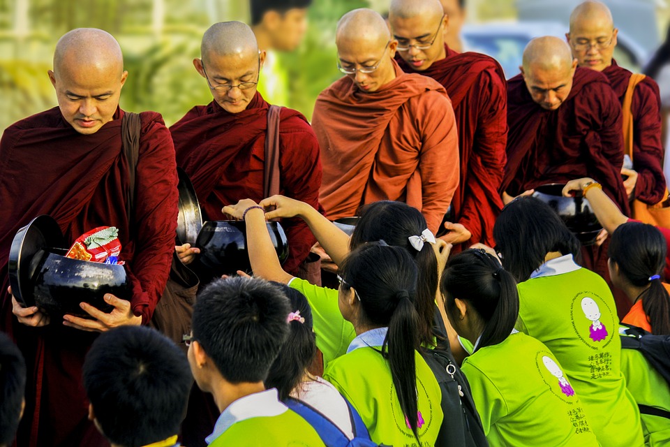 Khất thực là truyền thống của mười phương ba đời tất cả chư Phật (nguồn ảnh internet)