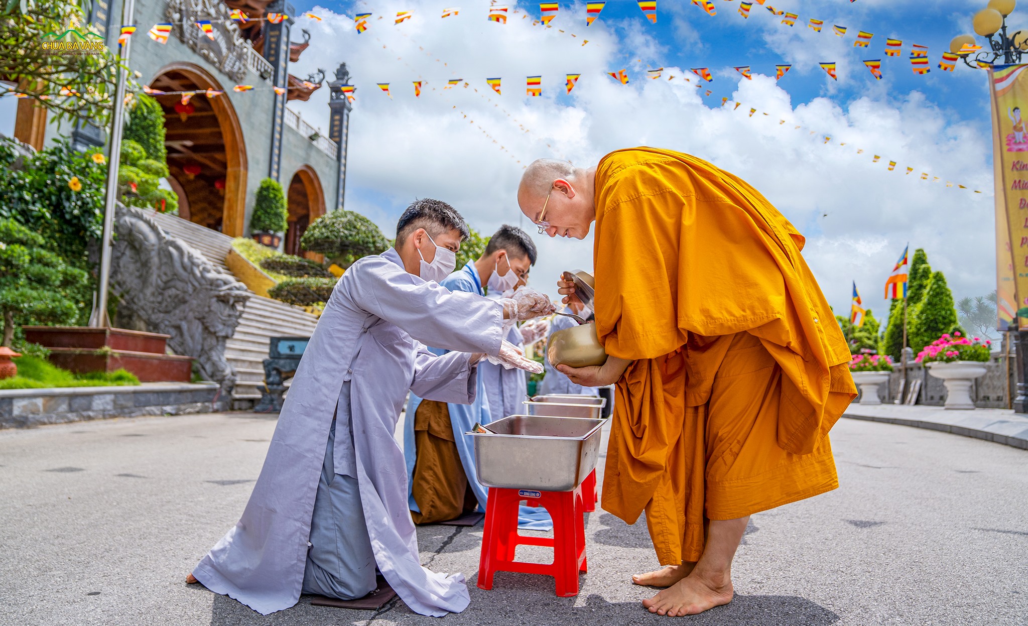 Thầy Thích Trúc Thái Minh thọ nhận sự cúng dường của Phật tử tu tập cấm túc tại chùa