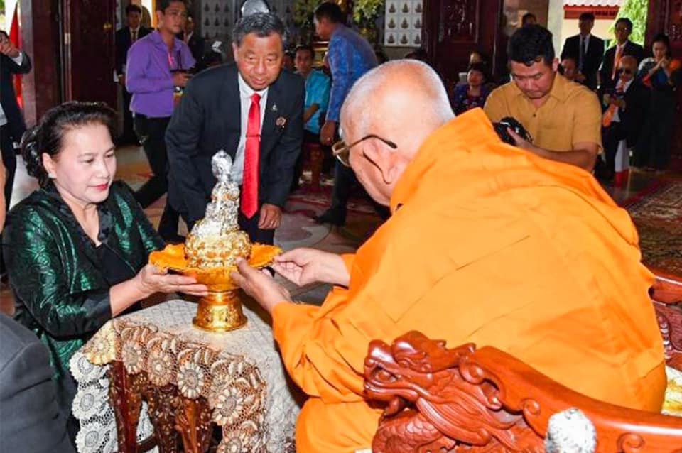 Nguyên Chủ tịch quốc hội Nguyễn Thị Kim Ngân cung kính dâng cúng phẩm vật lên Tăng trưởng An Nam Tông Thái Lan