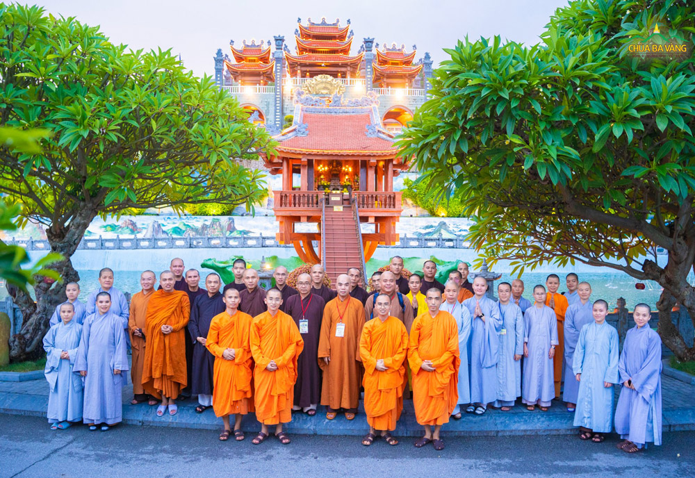 Sau buổi gặp mặt Đại đức Thích Trúc Thái Minh, đoàn Trung cấp Phật học Đà Nẵng đã dành thời gian tham quan chùa