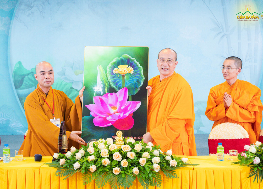 Thượng tọa Thích Chúc Tín - Hiệu trưởng trường Trung cấp Phật học Đà Nẵng gửi tặng chùa Ba Vàng bức tranh