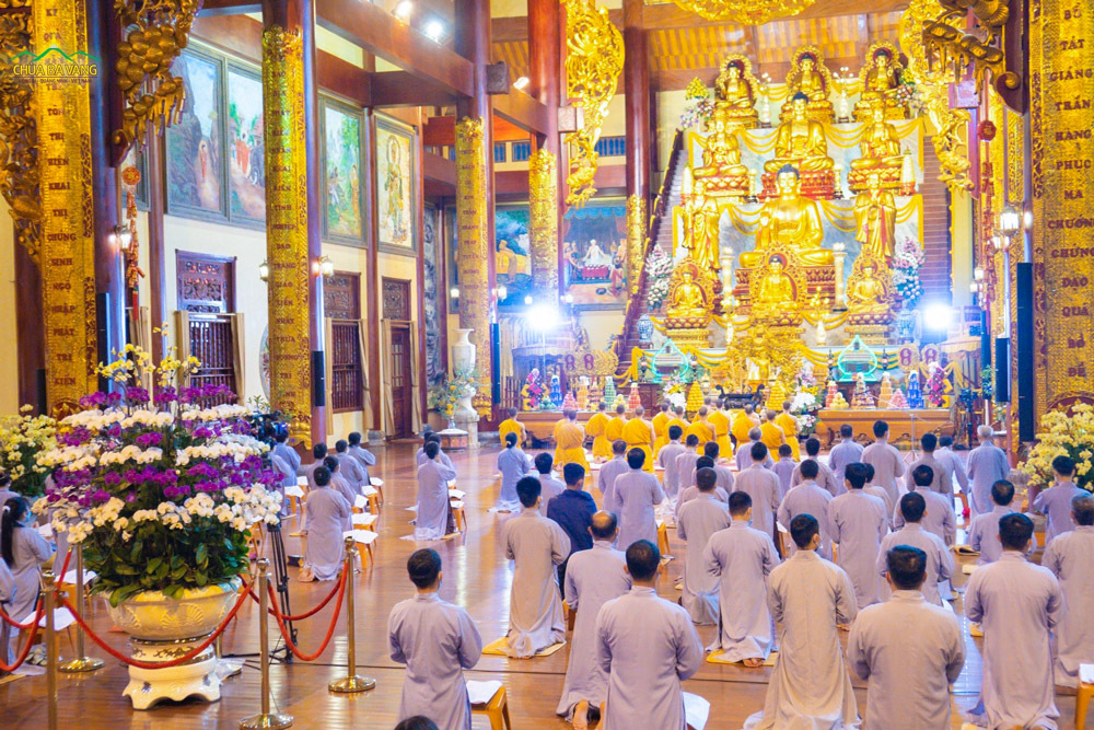Chư Tăng, Phật tử trong lễ sám hối tại chùa Ba Vàng (ảnh minh họa)