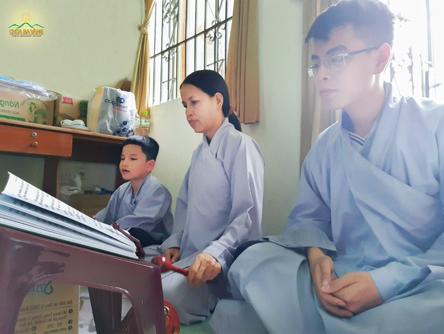 Phật tử Nguyễn Thị Danh cùng hai con trai tu tập Phật Pháp tại nhà