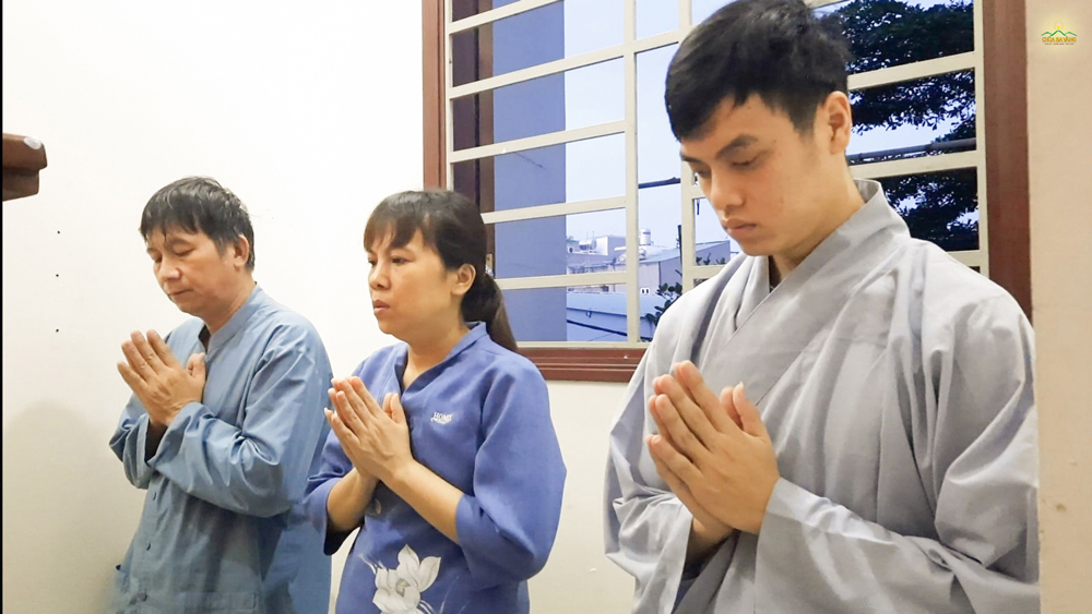 Chị Hương (ở giữa) cùng gia đình tu tập theo đàn lễ Ngũ Bách Danh