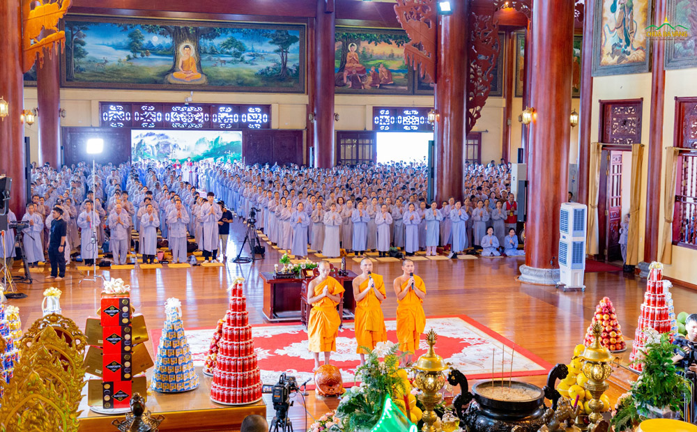 Đông đảo Phật tử, nhân dân thập phương vân tập về chùa Ba Vàng tu học Phật Pháp